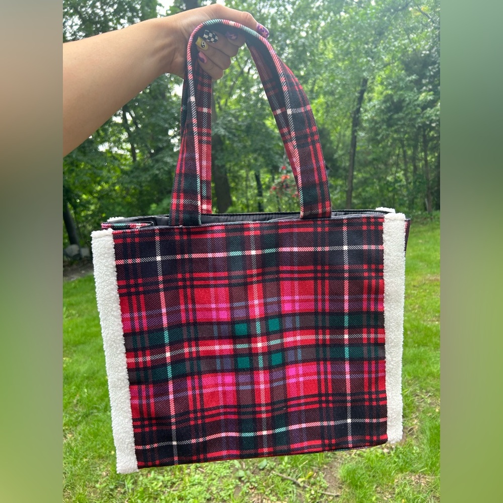 NWT Victoria Secret Plaid Sherpa Christmas Tote - Picture 8 of 15